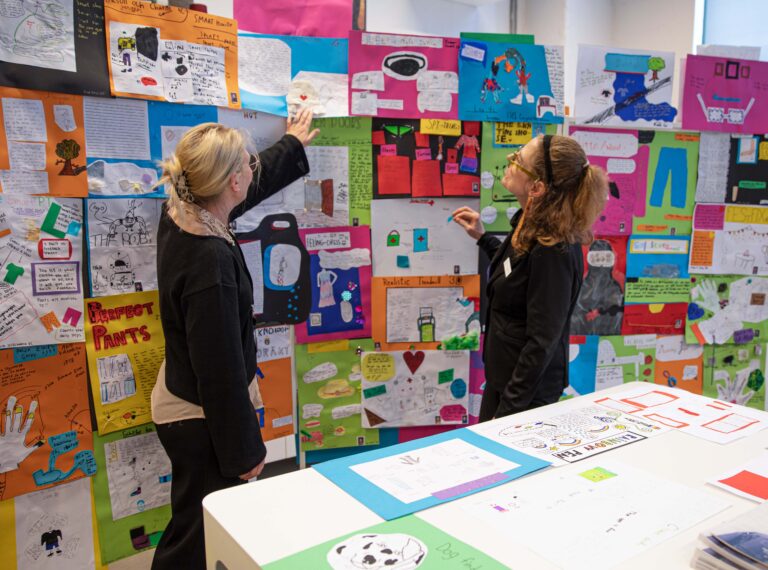 Skolelever Visar Upp Framtidens Textilier I Smart Textiles Showroom ...